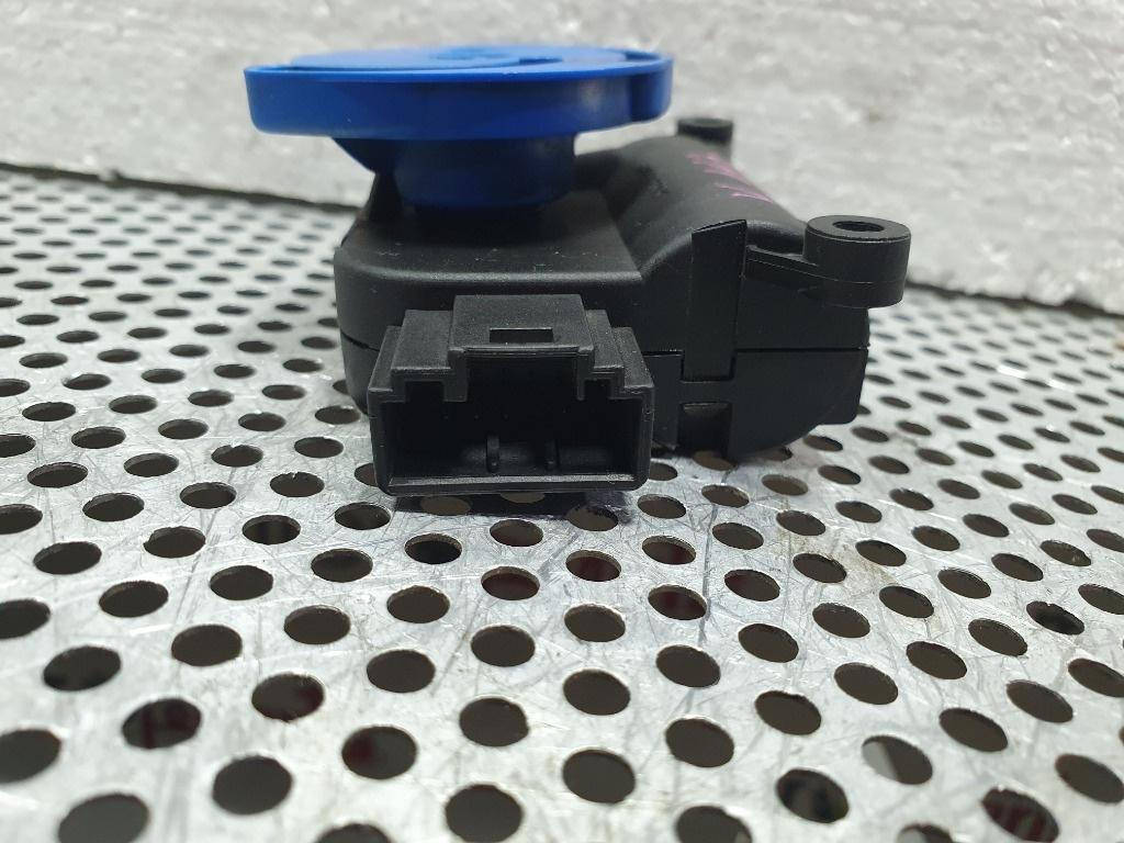 Motoras reglaj aeroterma V113 AUDI A4 II Avant 8E5, B6 2000 - 2005 1.9 TDI AVF, AWX BOSCH 0132801322 8E1820511F