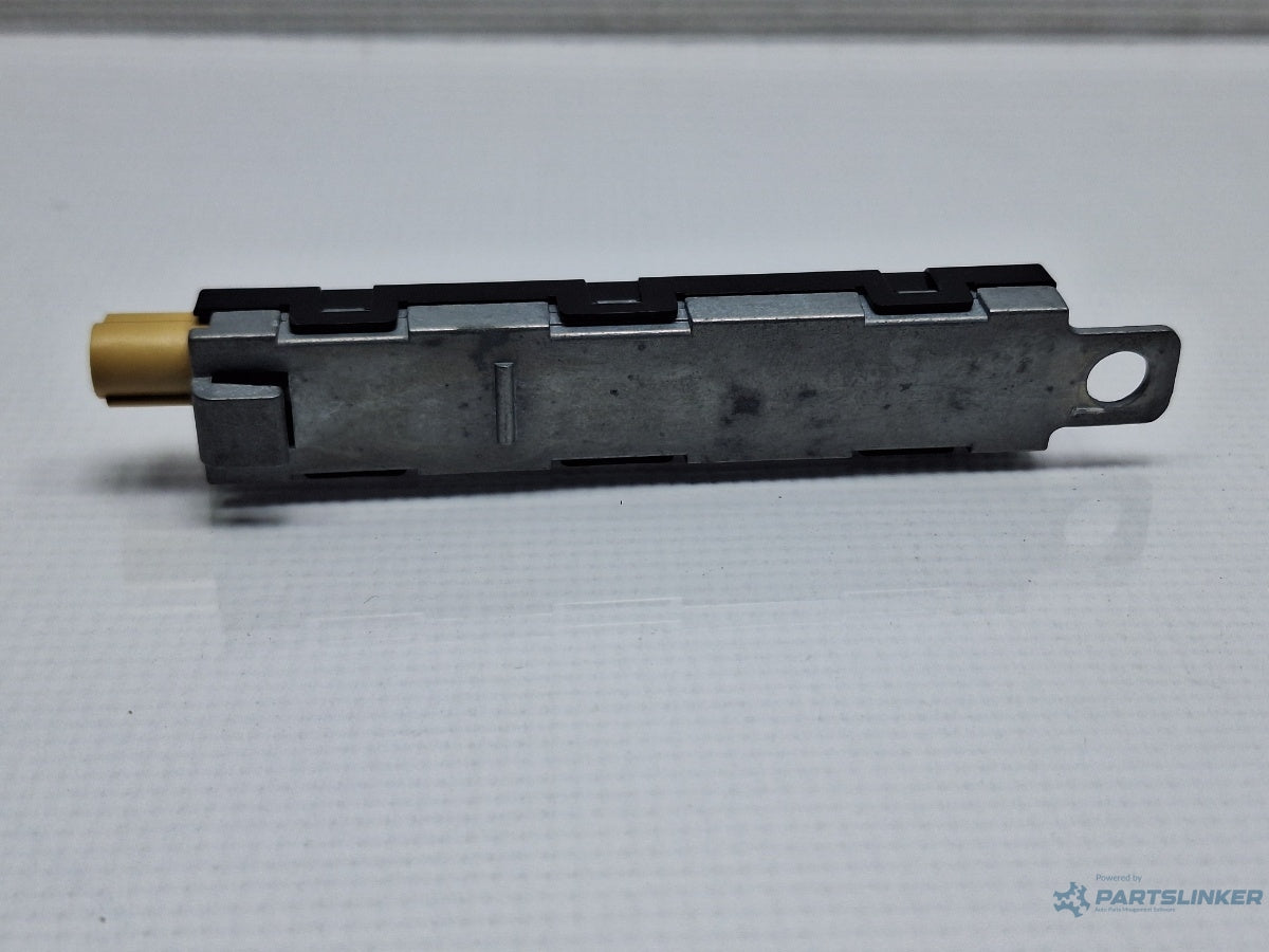 Amplificator antena stanga VOLKSWAGEN TOURAN 1T3 2010 - 2015 TDI CFHC 1T0035577AD