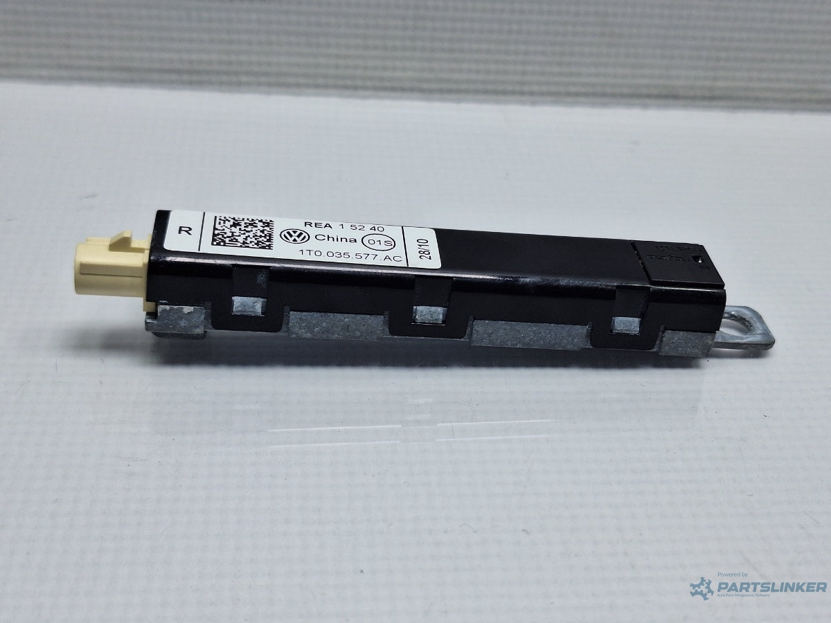 Amplificator antena dreapta VOLKSWAGEN TOURAN 1T3 2010 - 2015 TDI CFHC 1T0035577AC