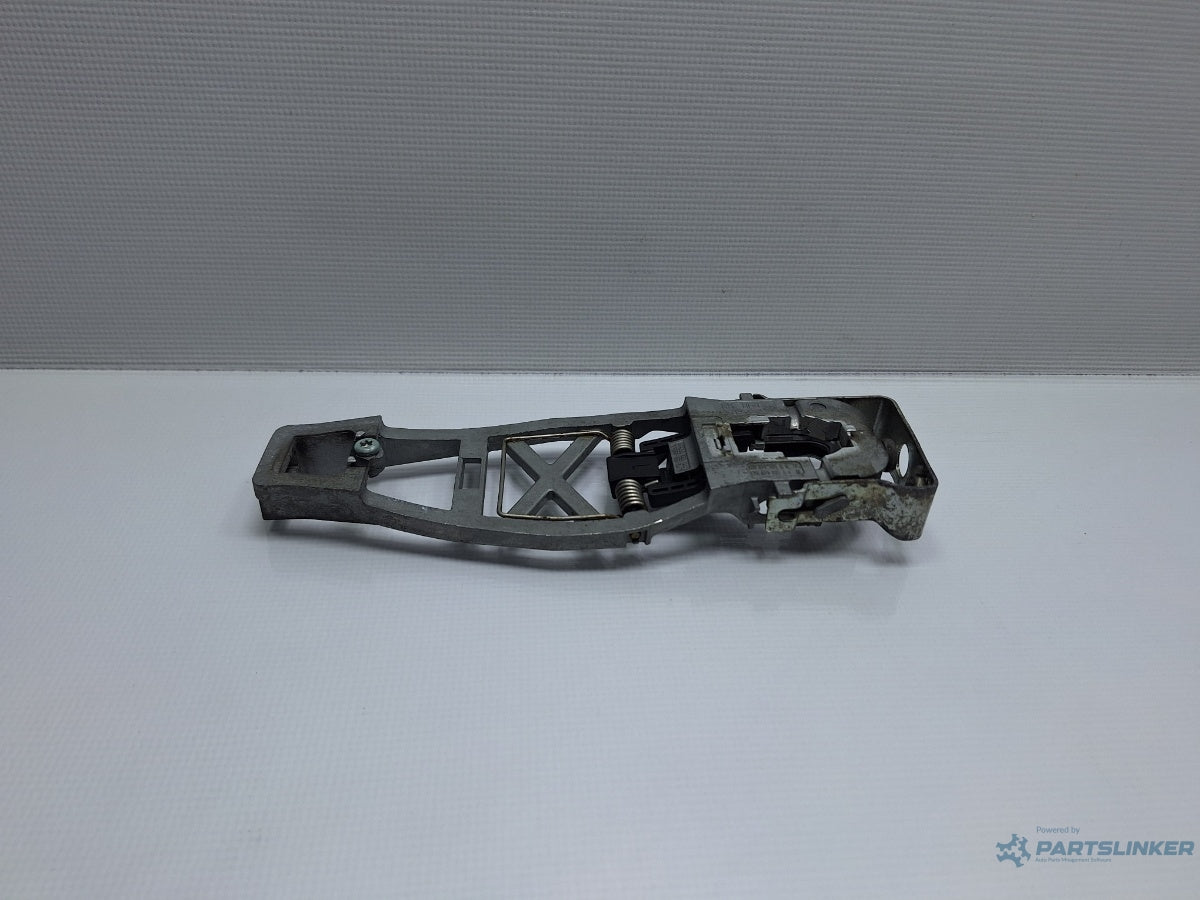 Suport maner exterior stanga fata VOLKSWAGEN TOURAN 1T3 2010 - 2015 TDI CFHC 1T0839885A , 1T0637885BL