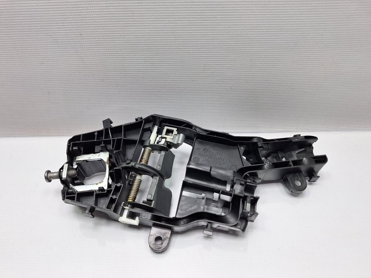 Suport maner exterior usa stanga fata VOLKSWAGEN PASSAT Variant 3G5 2014 - > TDI CRLB, DBGA, DFGA 517837811H