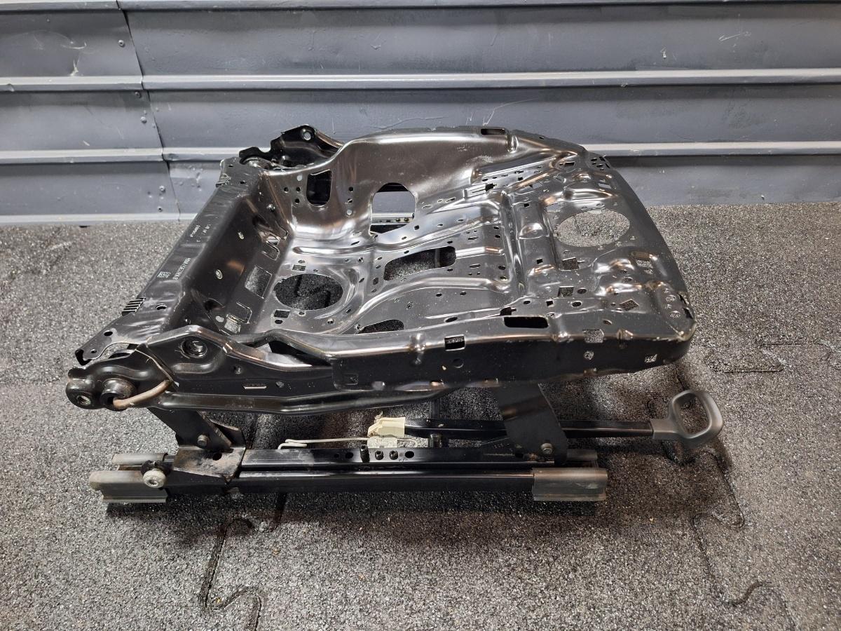 Armatura scaun stanga VOLKSWAGEN PASSAT B8 2014 - 2023 5Q4881105M