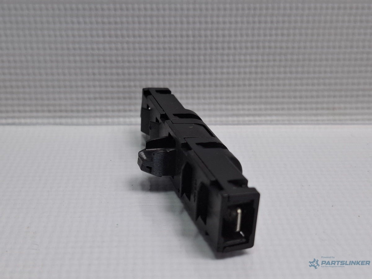 Amplificator antena VOLKSWAGEN JETTA IV 162, 163, AV3, AV2 2009 - > TDI CAYC 5N0035570