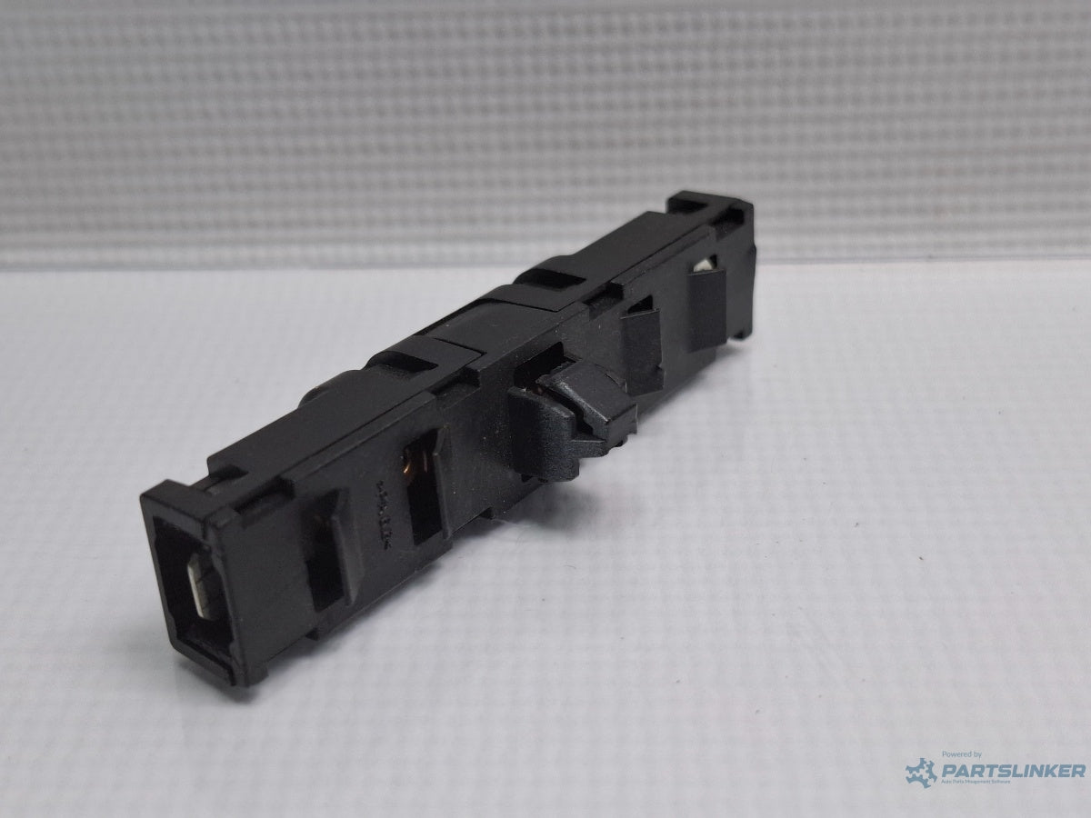 Amplificator antena VOLKSWAGEN JETTA IV 162, 163, AV3, AV2 2009 - > TDI CAYC 5N0035570