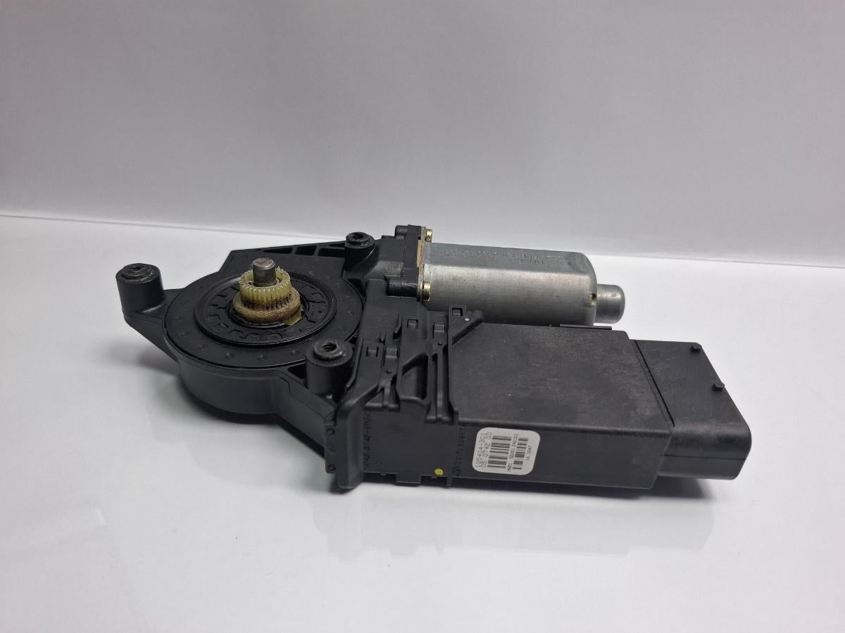 Motoras macara geam stanga fata VOLKSWAGEN PASSAT Variant 3B6 2000 - 2005 TDI AVB BOSCH 0130821695 105404301
