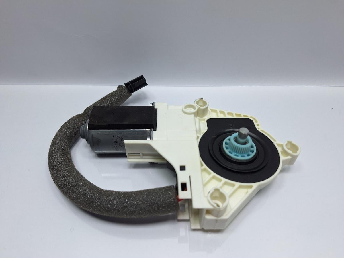 Motoras macara dreapta fata SKODA SUPERB II Estate 3T5 2009 - 2015 TDI CBBB, CFGB 8T0959802B