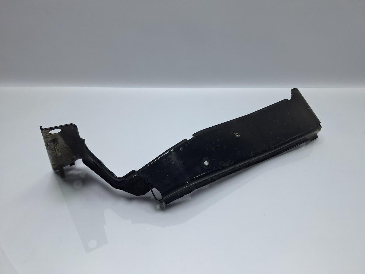Suport aripa dreapta fata AUDI A4 IV Avant 8K5, B8 2007 - 2015 TDI CAGA, CJCA, CMEA, CMFA 8K0821136A
