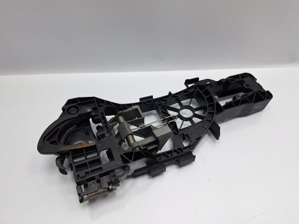 Maner/suport exterior usa stanga spate VOLKSWAGEN PASSAT Variant 3C5 2005 - 2011 TDI 16V BKP, CBAB 3C0837885J