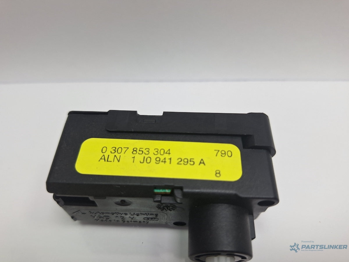 Motoras reglaj nivel far dreapta VOLKSWAGEN TOURAN 1T1, 1T2 2003 - 2010 TDI BMM 1J0941295A