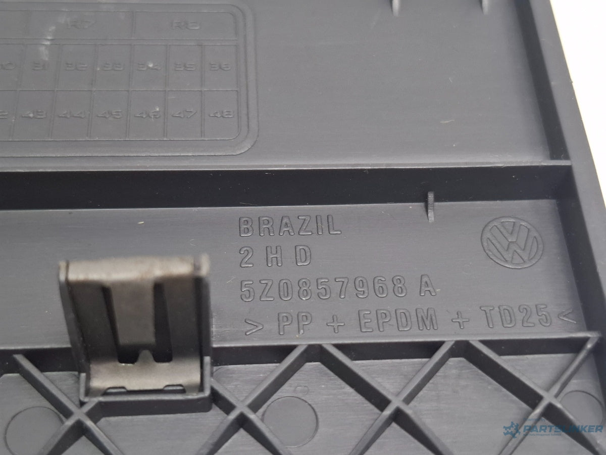 Capac panou sigurante VOLKSWAGEN FOX 5Z1, 5Z3 2003 - 2014 1.2 1.2 BMD, CHFB 5Z0857968A