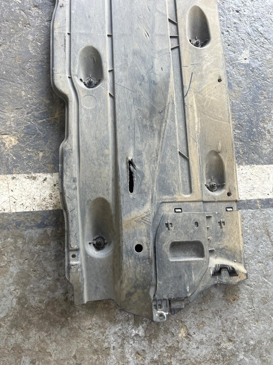Protectie sub caroserie/scut dreapta AUDI A3 Sportback 8VA, 8VF 2012 - > TDI CLHA 5Q0825202L