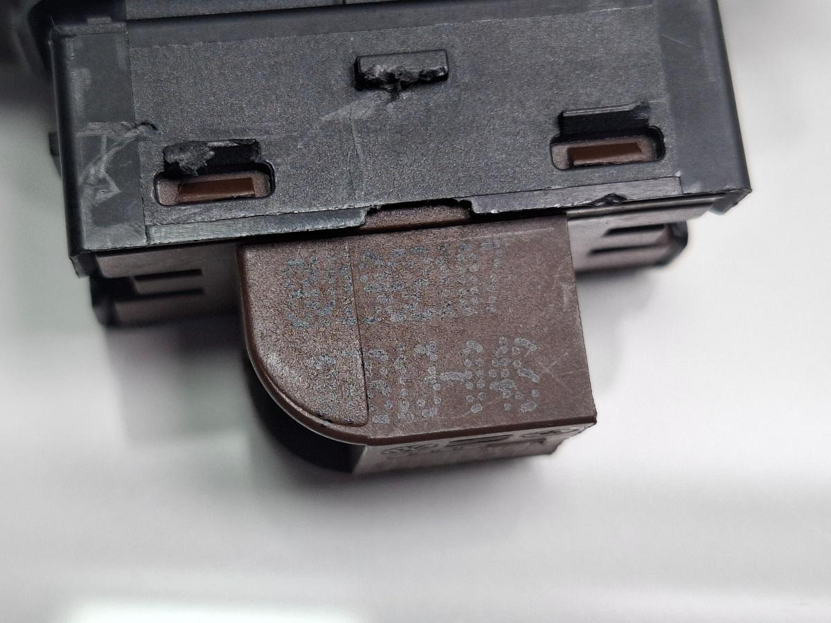 Buton blocare usi AUDI A3 Sportback 8VA, 8VF 2012 - > TDI CLHA 8V1962107