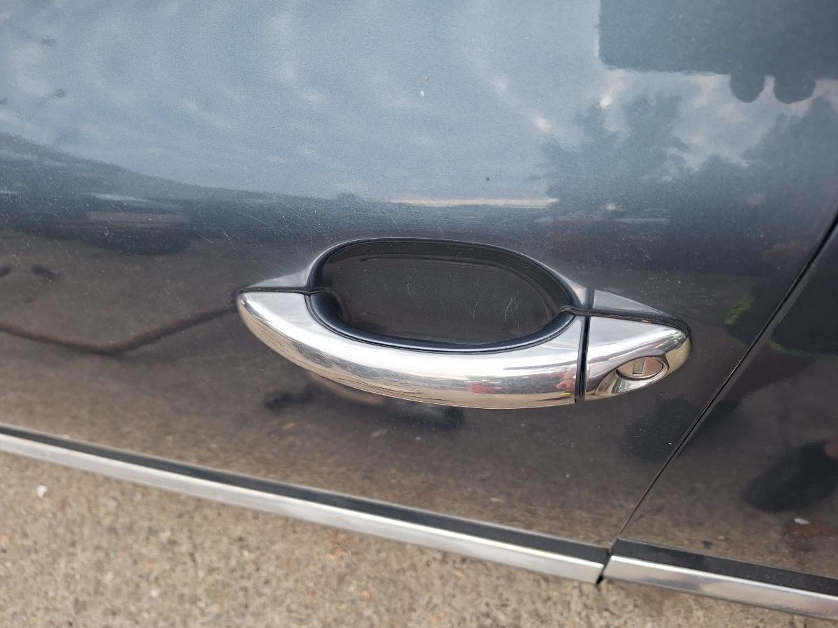 Maner exterior portiera fata stanga cu suport VOLKSWAGEN TOUAREG 7LA, 7L6, 7L7 2002 - 2013 7L6837205C / 7L0837885F