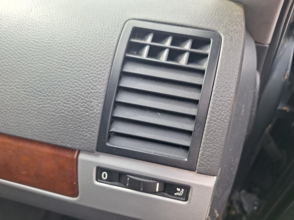 Grila de ventilatie laterala panou de bord dreapta VOLKSWAGEN TOUAREG 7LA, 7L6, 7L7 2002 - 2013 , 7L6819704L