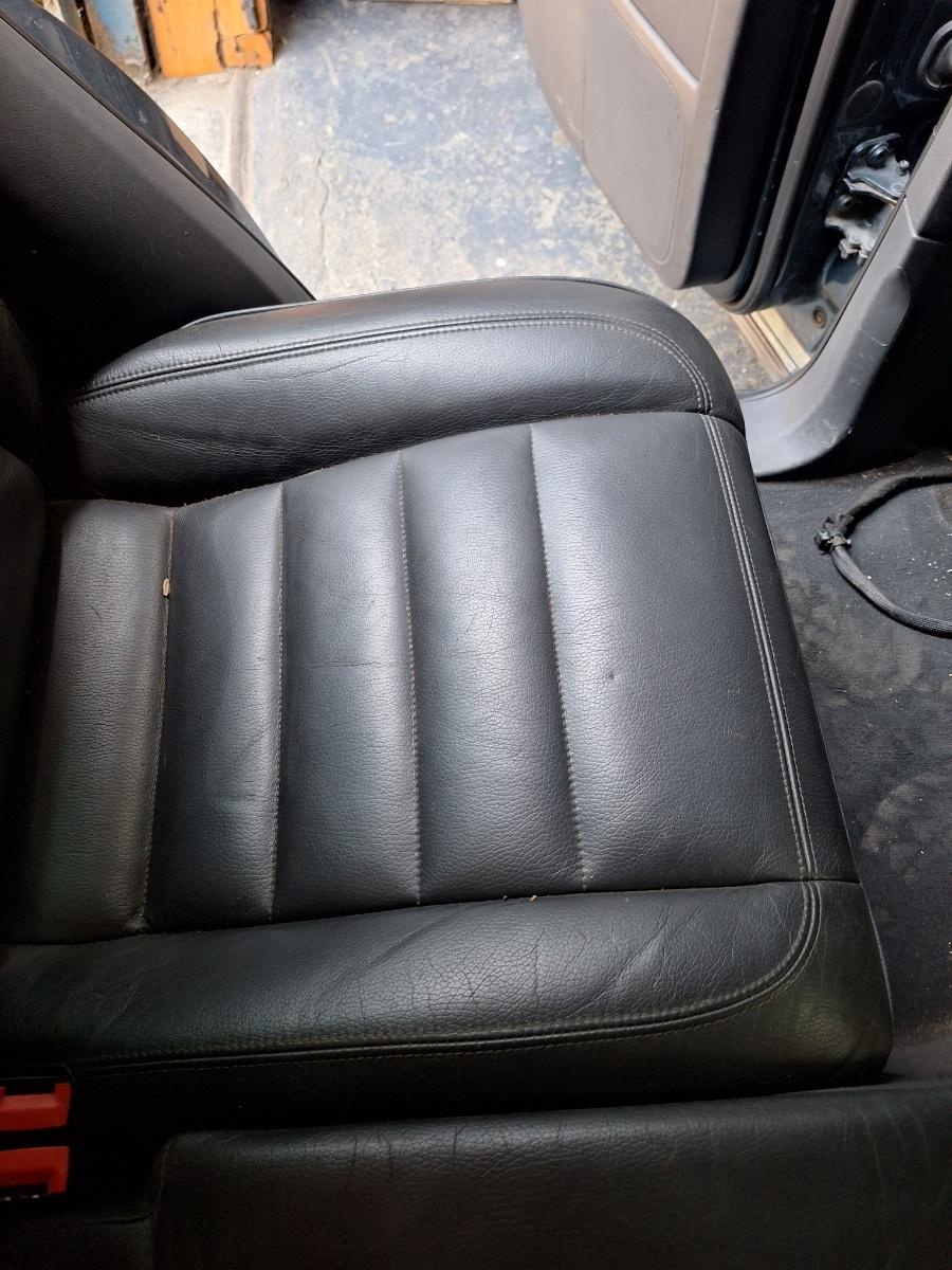 Bancheta sezut spate stanga piele VOLKSWAGEN TOUAREG 7LA, 7L6, 7L7 2002 - 2013 7L6885375K