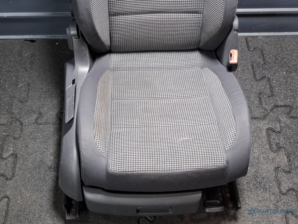 Scaun dreapta fata VOLKSWAGEN TOURAN 1T1, 1T2 2003 - 2010 TDI BMN 1K4881106GA