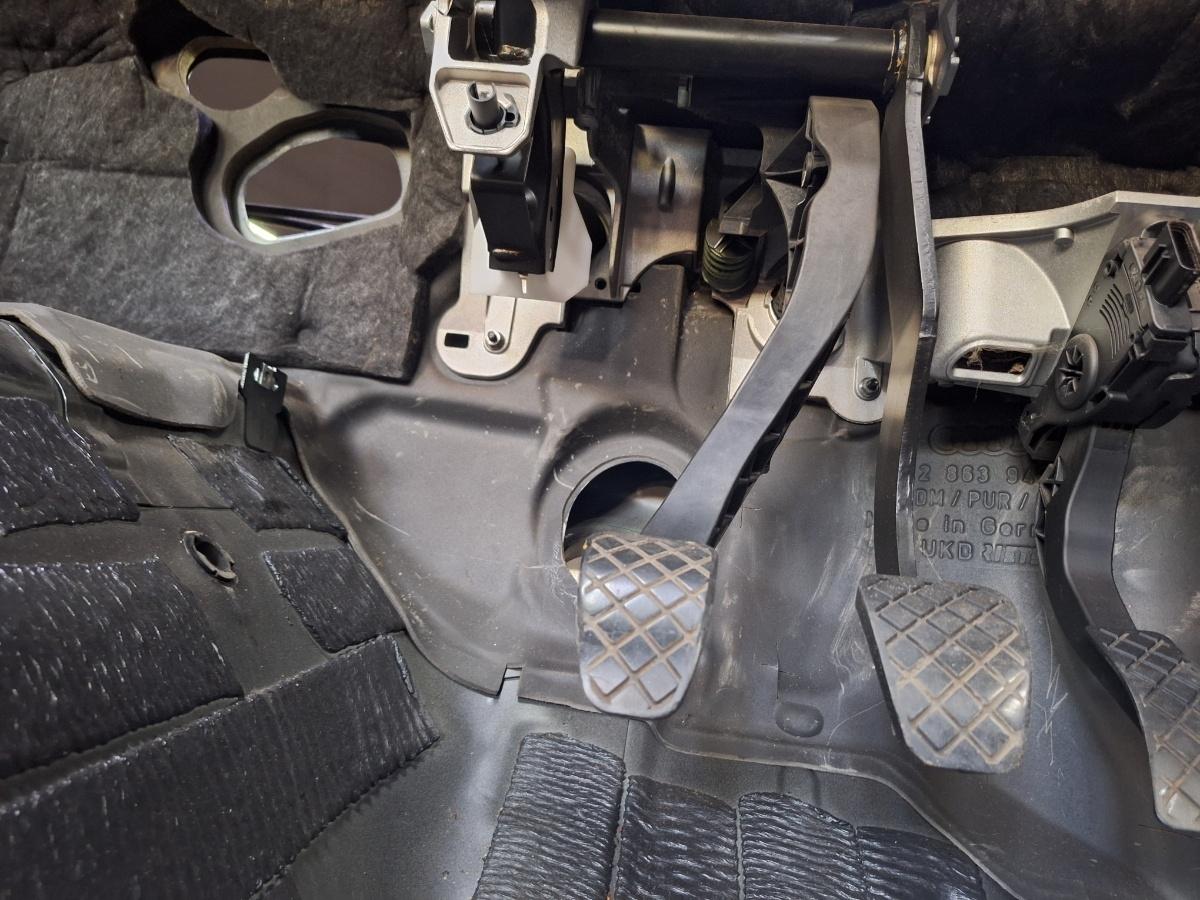 Pedala de ambreiaj AUDI A4 IV 8K2, B8 2007 - 2015 TDI CAGB, CJCB, CSUB