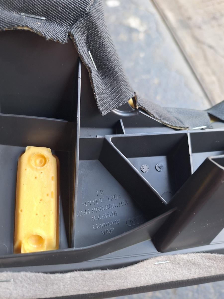 Ornament superior lateral bancheta piele spate stanga AUDI A4 IV 8K2, B8 2007 - 2015 8K0885703
