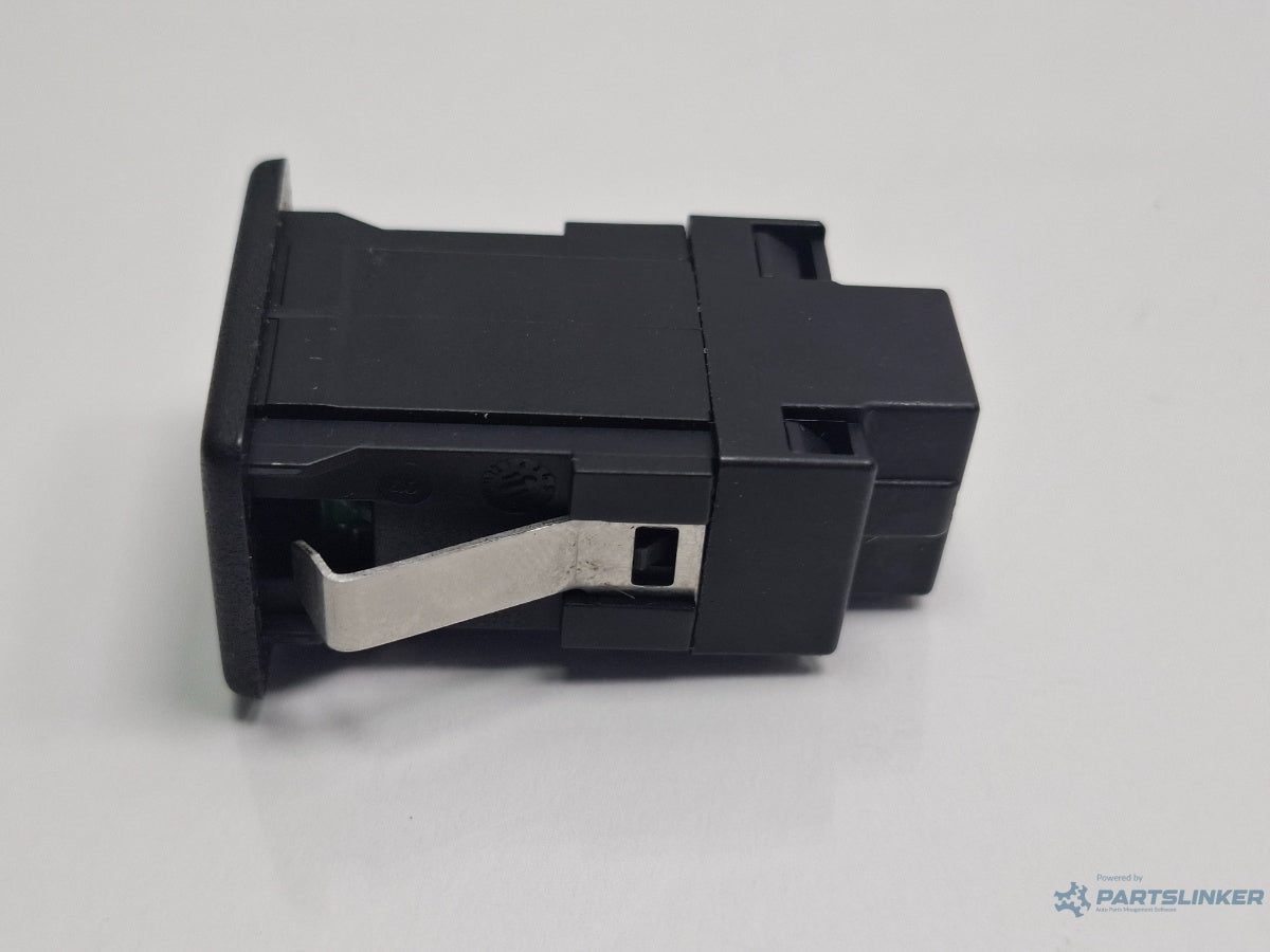 Conector AUX VOLKSWAGEN GOLF VI 5K1_ 2008 - 2012 TDi BlueMotion CAYC 5N0035724