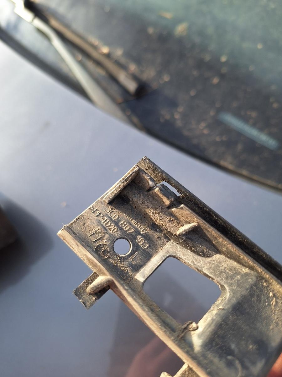 Suport de susținere colț bară de protecție stanga VOLKSWAGEN PASSAT Variant 3C5 2008 1.9 TDI BLS 77KW|105HP 2008