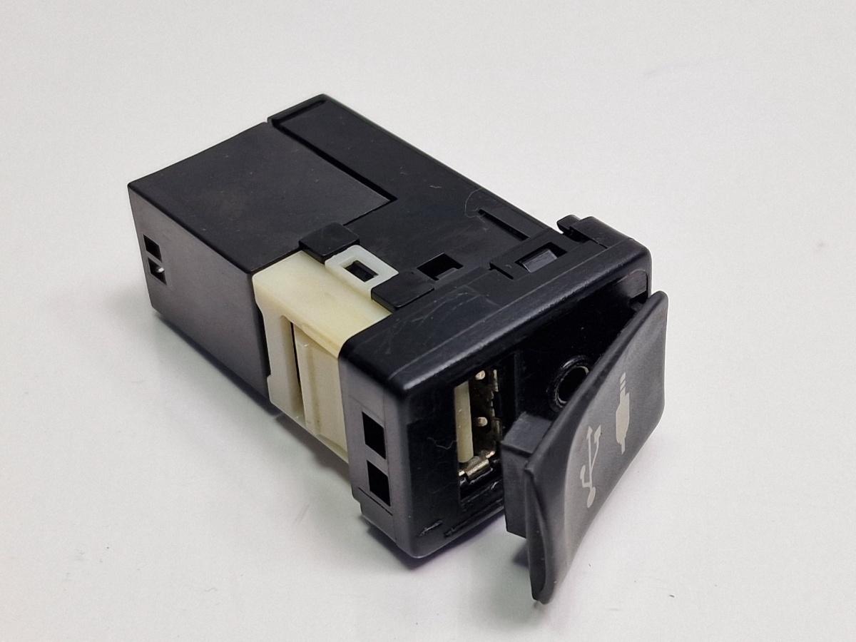 Mufa conector AUX TOYOTA PRIUS _W3_ 2008 - >1.8 Hybrid 2ZR-FXE 8619047020