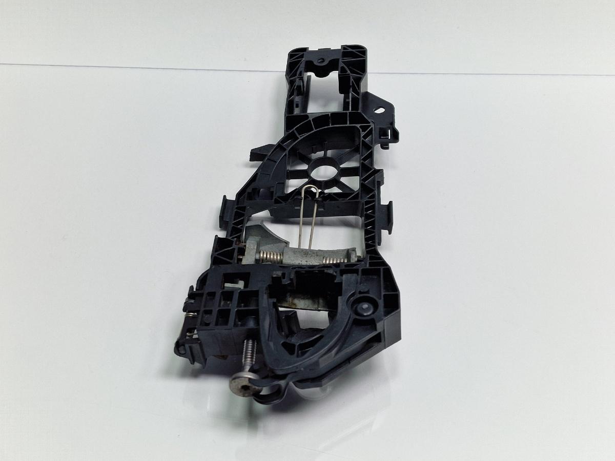 Suport maner exterior usa dreapta fata VOLKSWAGEN PASSAT Variant 3C5 2005 - 20111.9 TDI BKC, BLS, BXE 3C0837886J