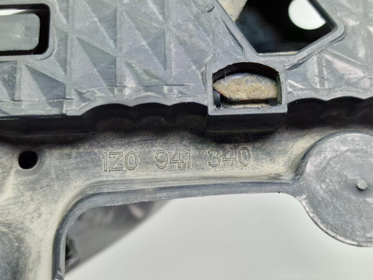 Suport montare far dreapta SKODA OCTAVIA II Combi 1Z5 2004 - 2013 2.0 TDI 16V BKD, CFHC, CLCB 1Z0941340