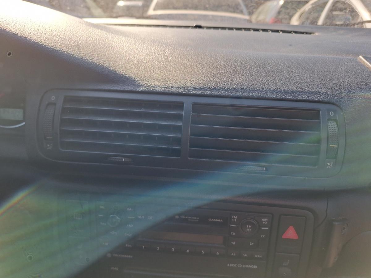 Grilă de ventilație bord centrală VOLKSWAGEN PASSAT Variant 3B6 2000 1.9 TDI AVF 96KW|130HP 2000