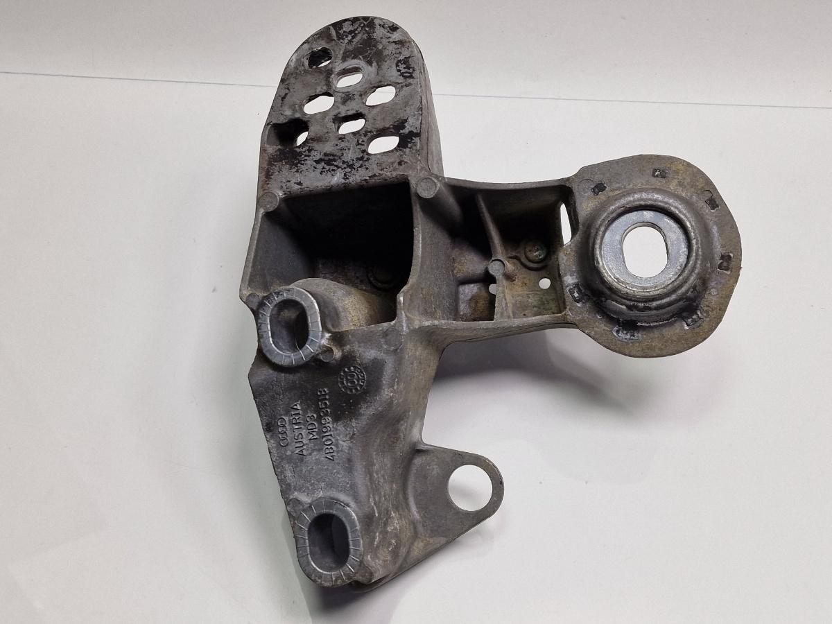 Suport bara stabilizatoare stanga AUDI A4 Avant 8D5, B5 1994 - 2001 1.6 1.6 1.6 ALZ 4B0199351B