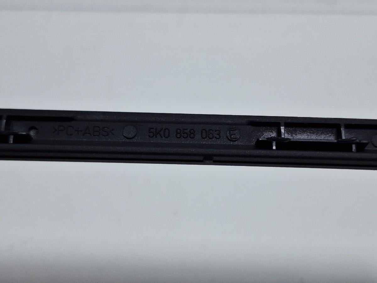 Ornament panou de bord VOLKSWAGEN GOLF VI 5K1_ 2008 - 2012 1.6 TDi BlueMotion CAYC 5K0858063E