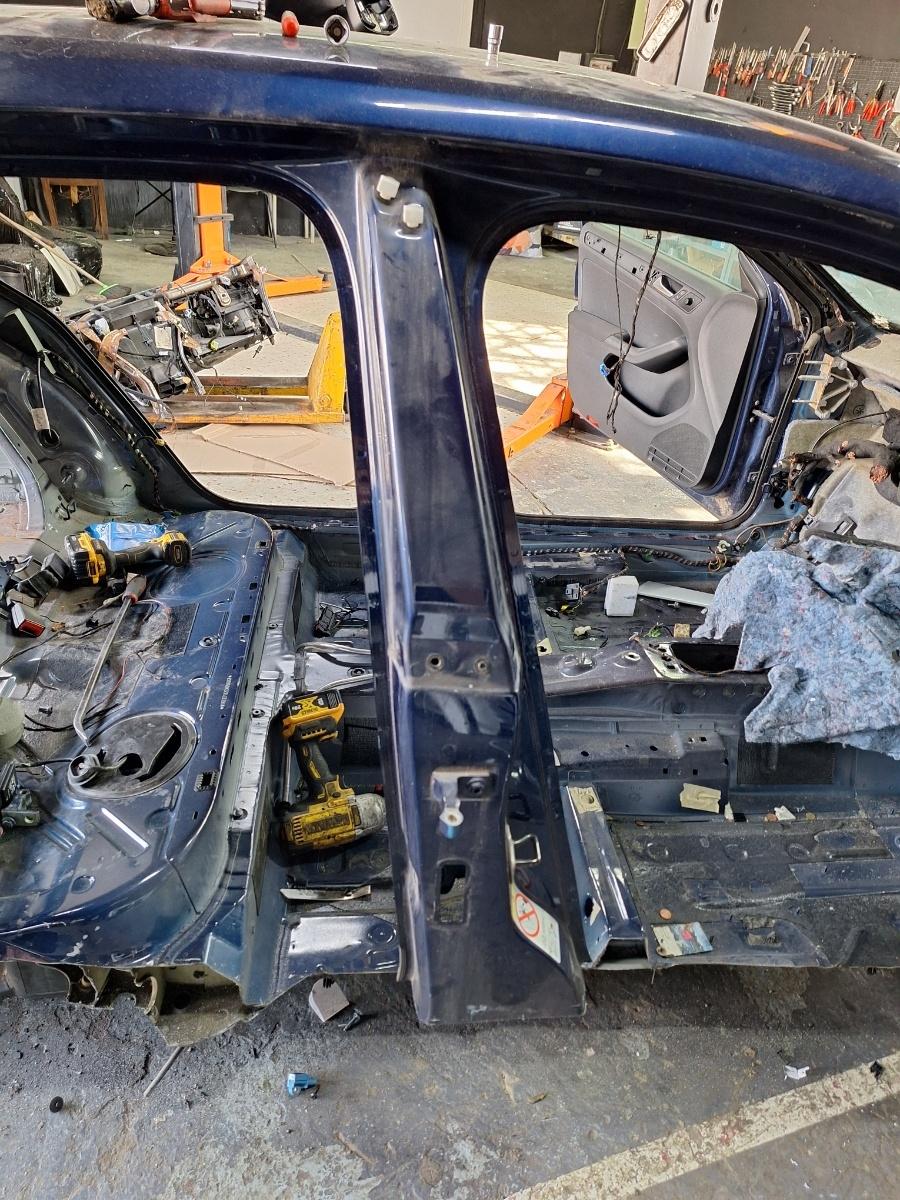 Stalp (mijloc) dreapta VOLKSWAGEN JETTA IV 162, 163, AV3, AV2 2009 - 2017