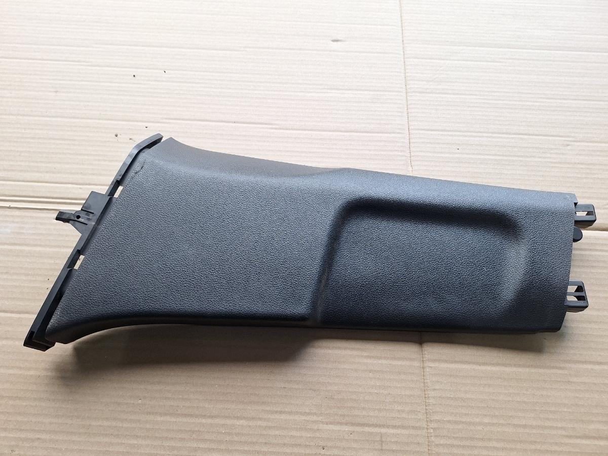 Ornament stalp (B) (inferior) stanga VOLKSWAGEN JETTA IV 162, 163, AV3, AV2 2009 -> 1.2 TSI CBZB 5C6867291