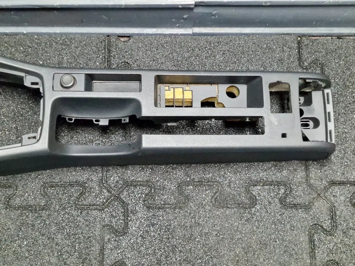 Consola centrala AUDI A4 III Avant 8ED, B7 2004 - 2008 2.5 TDI BDG 8E0863241G