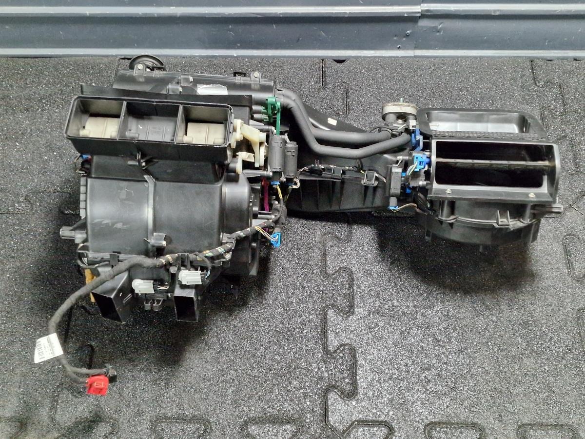 Carcasa aeroterma AUDI A4 III Avant 8ED, B7 2004 - 2008 2.5 TDI BDG 8E1819151
