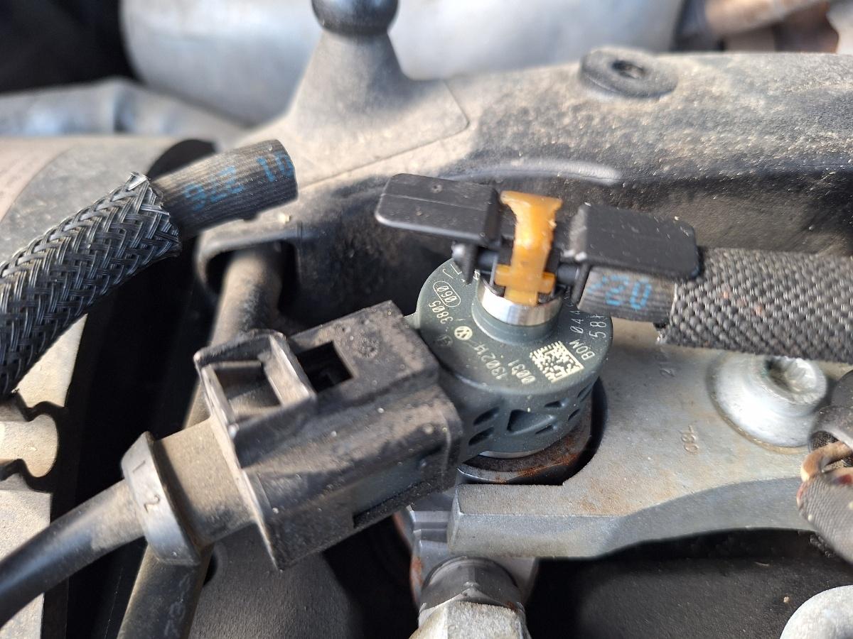 Injector combustibil VOLKSWAGEN TIGUAN 5N_ 2007 -> 2.0 TDI CBAB, CFFB 03L130277J