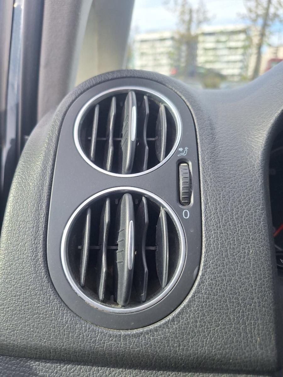 Grila de ventilatie laterala panou de bord stanga VOLKSWAGEN GOLF PLUS 5M1, 521 2004 - 2013 2.0 TDI BMM