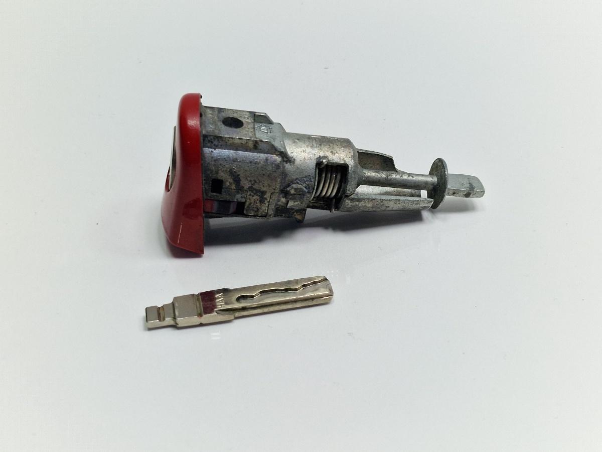 Butuc cu lama de cheie usa stanga fata SKODA OCTAVIA II Combi 1Z5 2004 - 2013 rosu LF3K 1Z0837167D