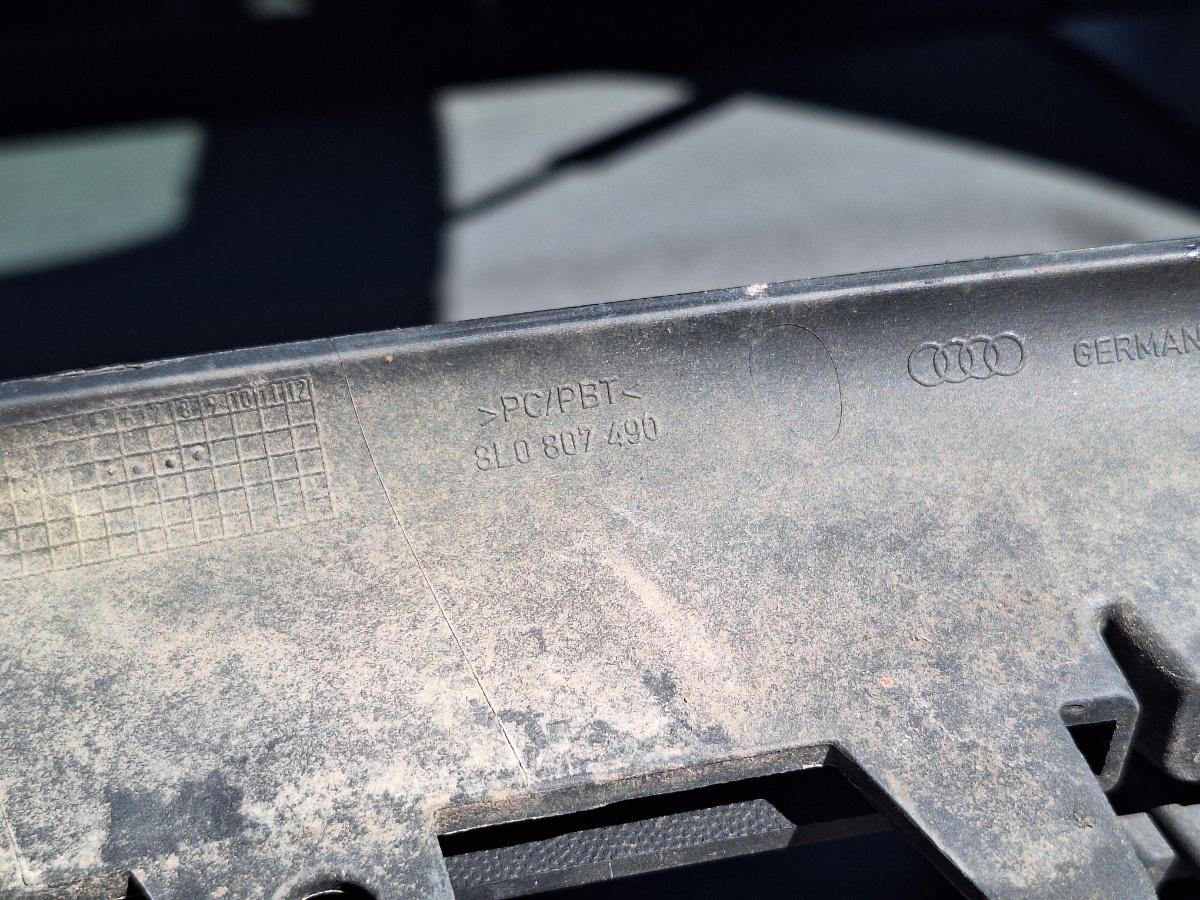 Grila inferioara bara de protectie fata dreapta AUDI A3 8L1 2002 - 2006 1.9 TDI ASZ 8L0807490