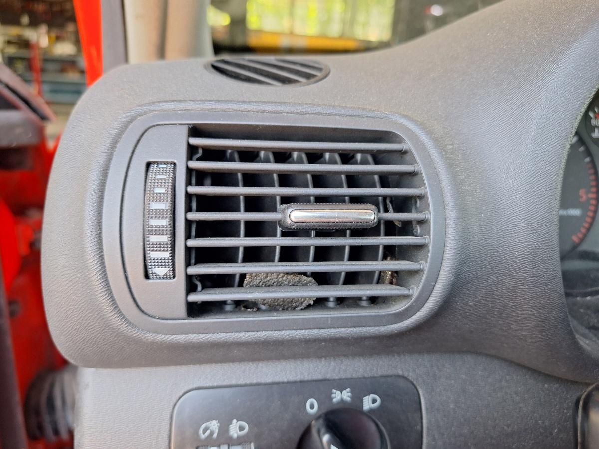 Grila de ventilatie laterala panou de bord stanga AUDI A3 8L1 1996 - 2006 1.9 TDI ASZ
