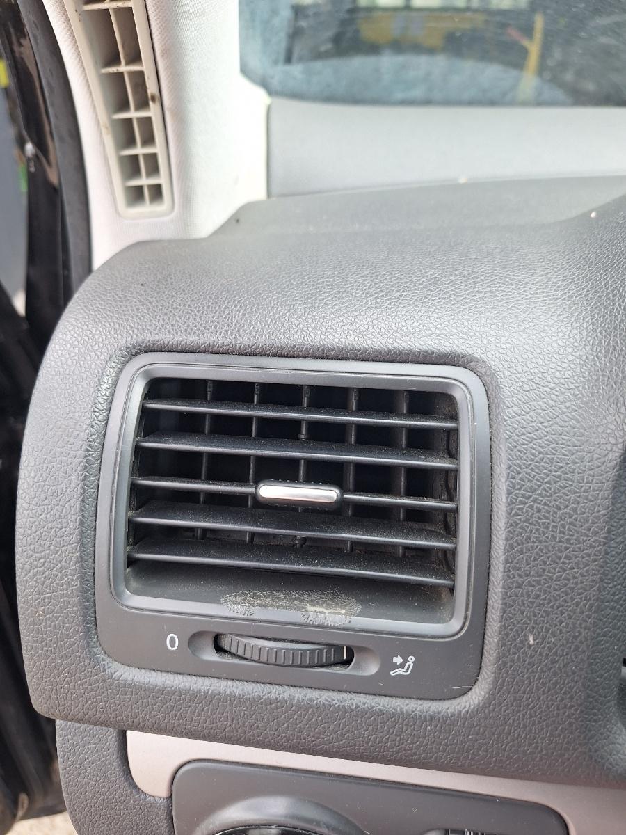 Grila de ventilatie laterala panou de bord stanga VOLKSWAGEN GOLF V 1K1 2003 - 2009 1.9 TDI BKC, BLS, BXE