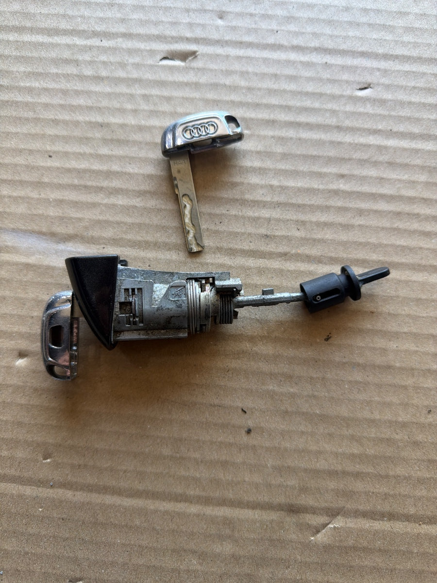 Butuc portiera incuietoare cu chei AUDI A4 IV Avant 8K5, B8 2007 - 2015 2.0 TDI CAGA, CJCA, CMEA, CMFA 8T1837167