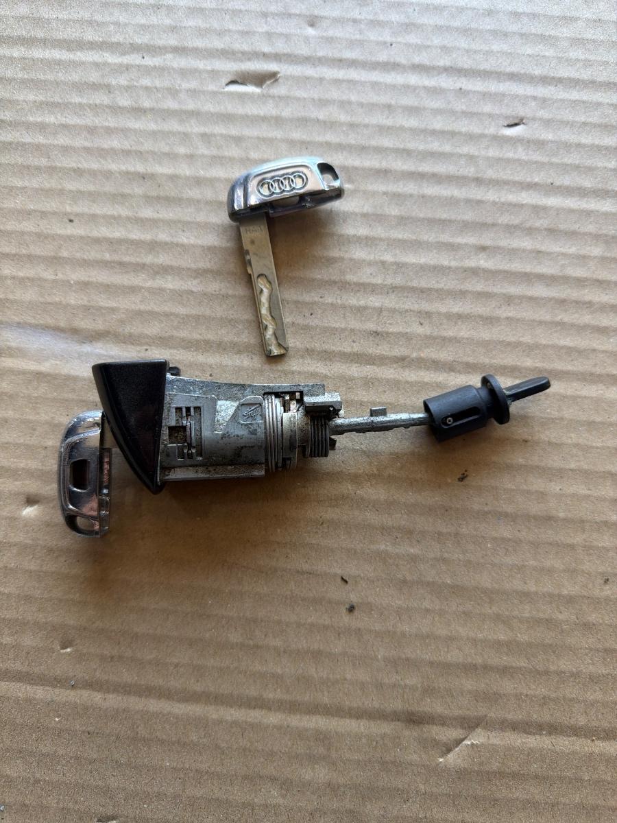 Butuc portiera incuietoare cu chei AUDI A4 IV Avant 8K5, B8 2007 - 2015 2.0 TDI CAGA, CJCA, CMEA, CMFA 8T1837167