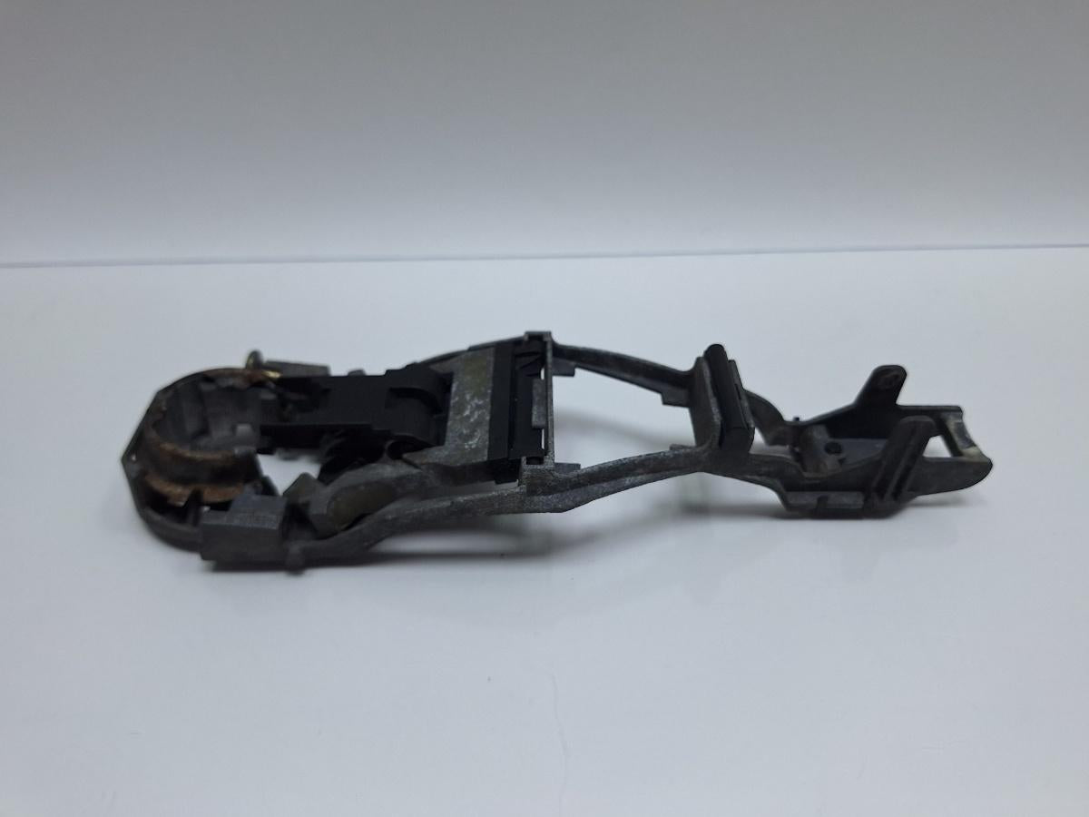 Suport maner exterior usa stanga VOLKSWAGEN POLO 9N_ 2001 - 2012 1.4 TDI AMF, BAY 3B0837885