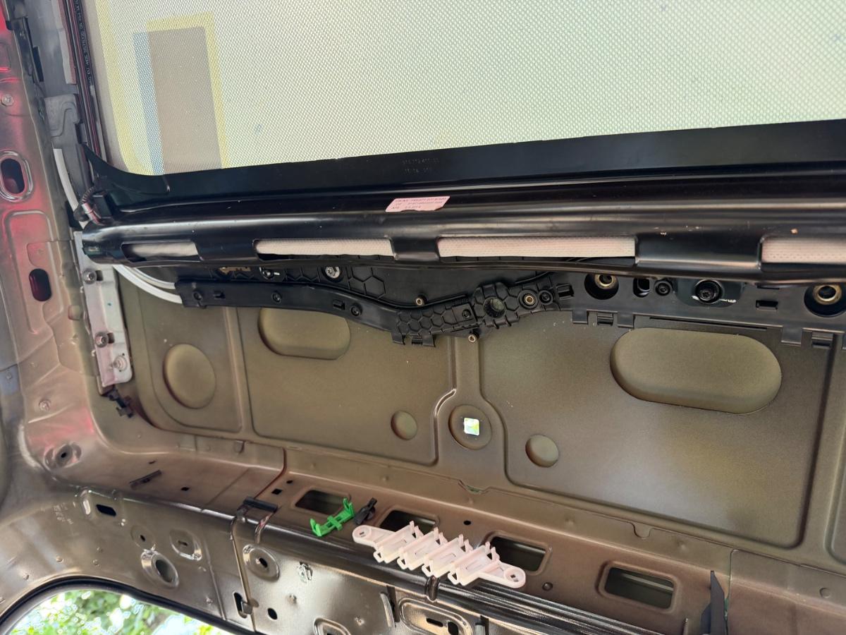 Trapa panoramica -fara garantia functionarii - VOLKSWAGEN TIGUAN 5N_ 2007 - 2015 , 5N0877041H