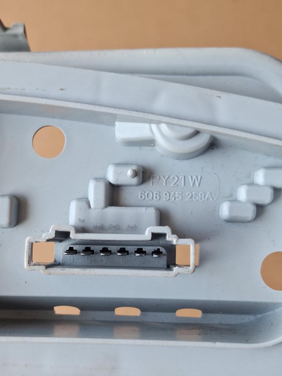 Soclu stop dreapta VOLKSWAGEN POLO 9N_ 2001 - 2012 1.4 16V AUA, BBY, BKY VAG 6Q6945258A