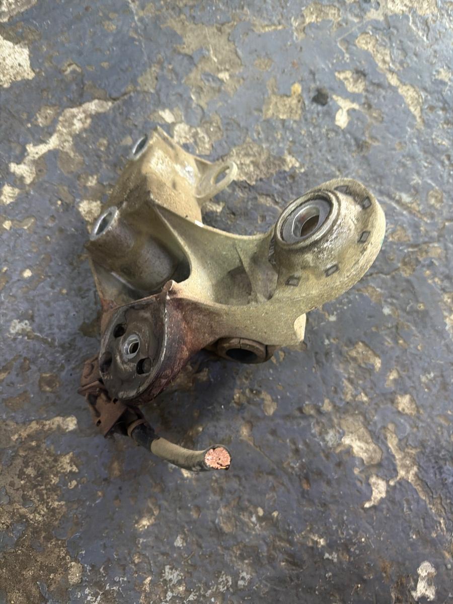 Consola suport tampon motor VOLKSWAGEN PASSAT 3B3 2000 - 2005 1.9 TDI AVF, AWX 8E0199351F