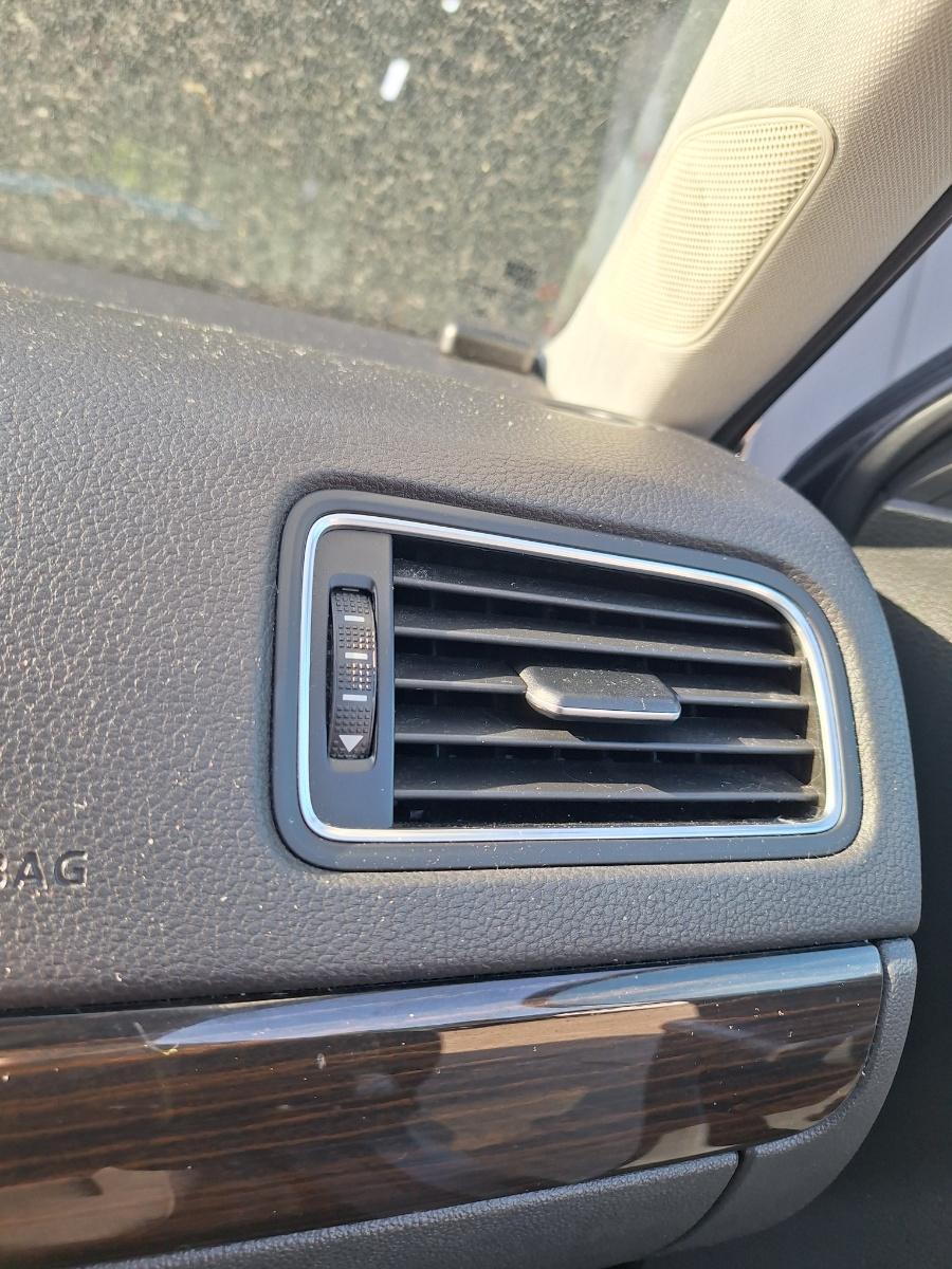 Grila de ventilatie laterala panou de bord dreapta VOLKSWAGEN JETTA VI 162/163 2010 - 2018 2.0 TDI CLCA, CUUA
