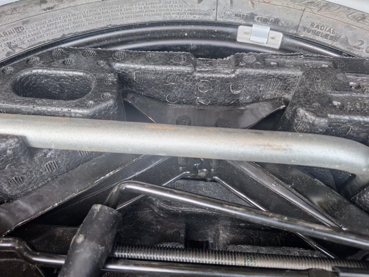 Trusa de scule cu suport roata rezerva VOLKSWAGEN JETTA VI 162/163 2010 - 2018 5C0011031C