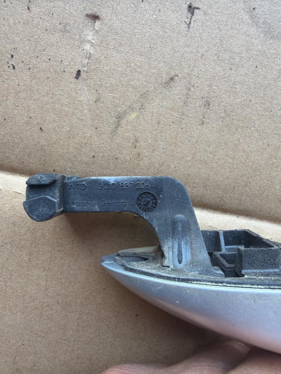Maner exterior portiera spate dreapta LA7W VOLKSWAGEN PASSAT 365 2010 - 2014 3C0837206