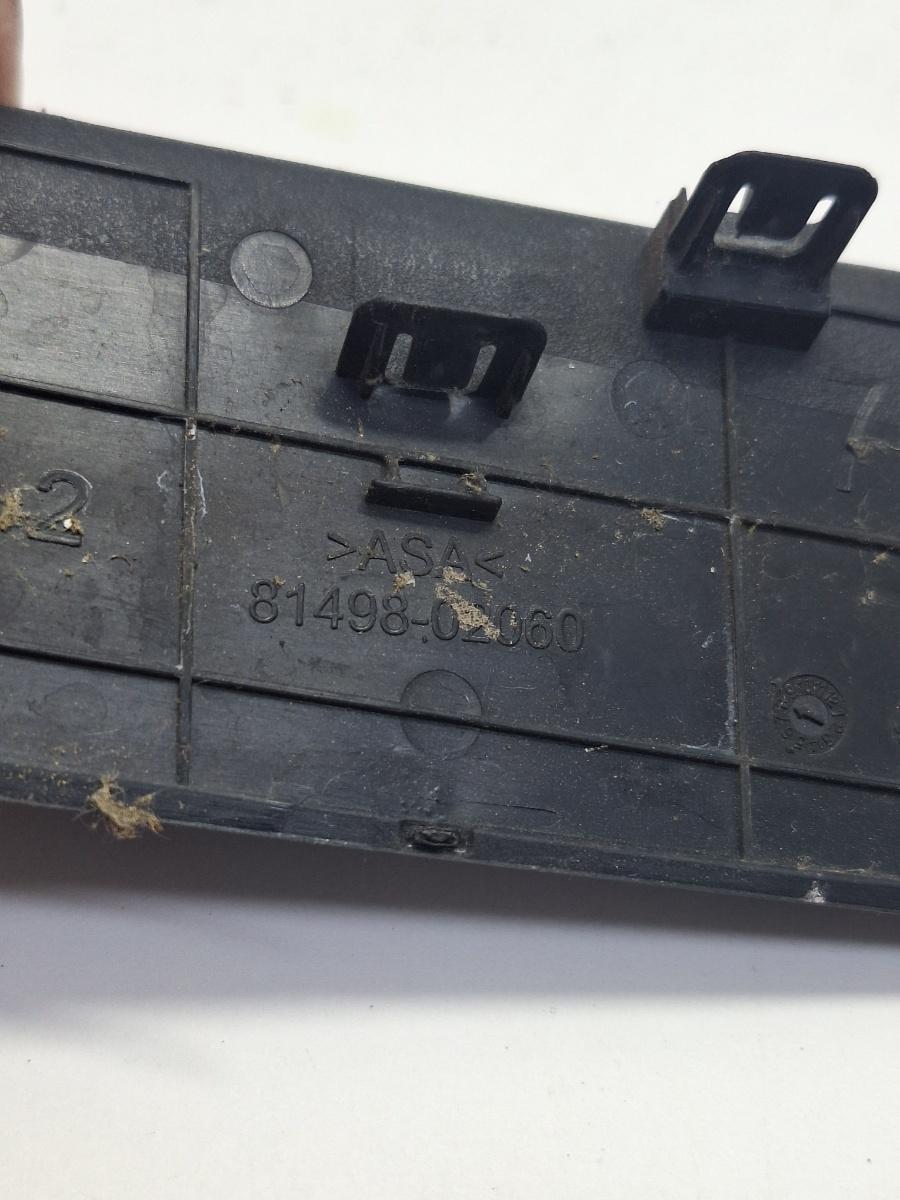 Ornamente stopuri stanga TOYOTA COROLLA _E21_ 2018 -> 1.8 Hybrid 2ZR-FXE 81498-02060